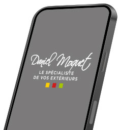 Photo d'un iphone vu de trois quart sur lequel est inscrit le logo Daniel Moquet